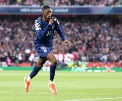 巴黎圣日耳曼官方：登贝莱的伤情正在向有利的方向发展