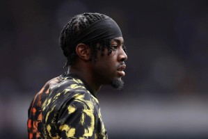 埃兰加本场数据：0射门，5次对抗全负，1次关键传球