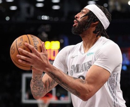 断刃擎天！戴维斯火线复出，守卫独行侠最后的火种